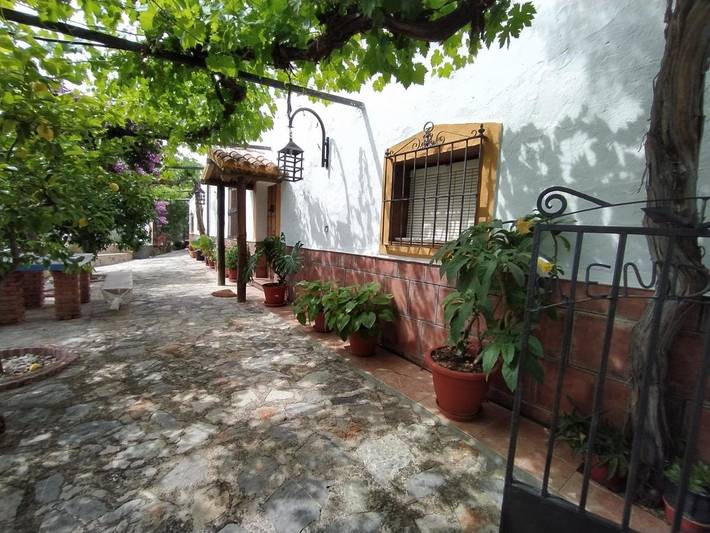 Location de vacances pour 12 personnes, avec jardin et vue ainsi que piscine et vue sur le lac, adapté aux familles à Martos - 3