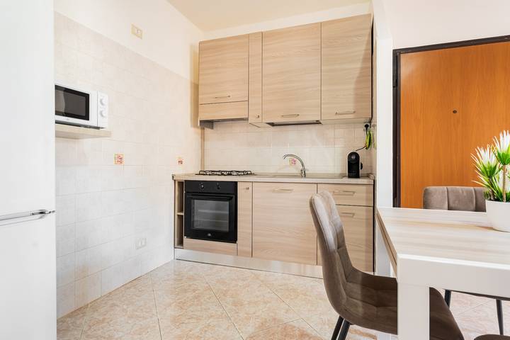 Entire apartment, Apartment 'Colombo Rooms' with Balcony and Air Conditioning in Sestu, Campidano