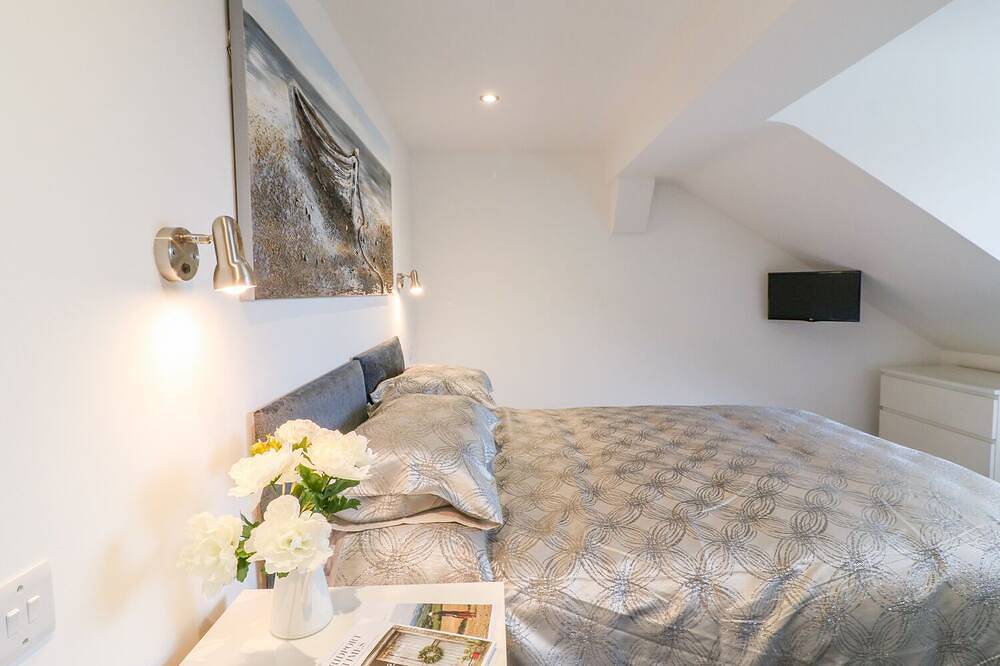 Cuckoo Cottage, romantic, with a garden in Bridport in Bridport, Dorset