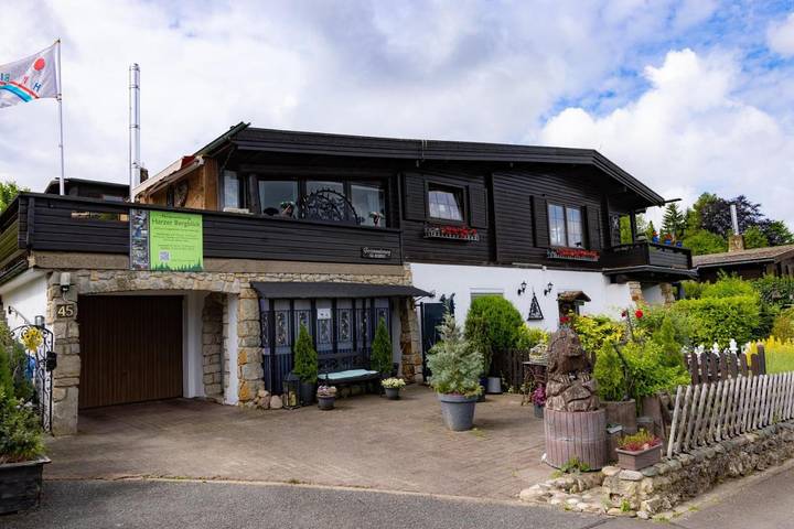 Ferienwohnung für 11 Personen, mit Balkon und Whirlpool sowie Terrasse und Garten