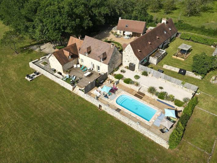 Location de vacances pour 2 personnes, avec vue ainsi que jardin et piscine à Azerat - 2