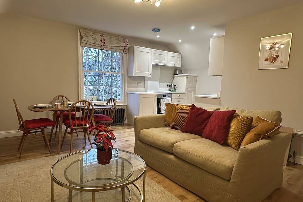Entire apartment, The Penthouse Retreat - Cozy Top-Floor 1Br in Exeter, Devon