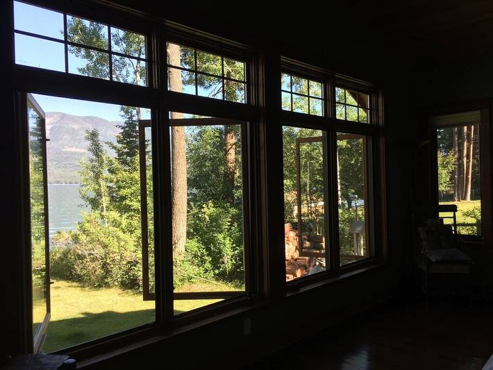 Vacation rental for 12 people, with yard in Flathead Lake