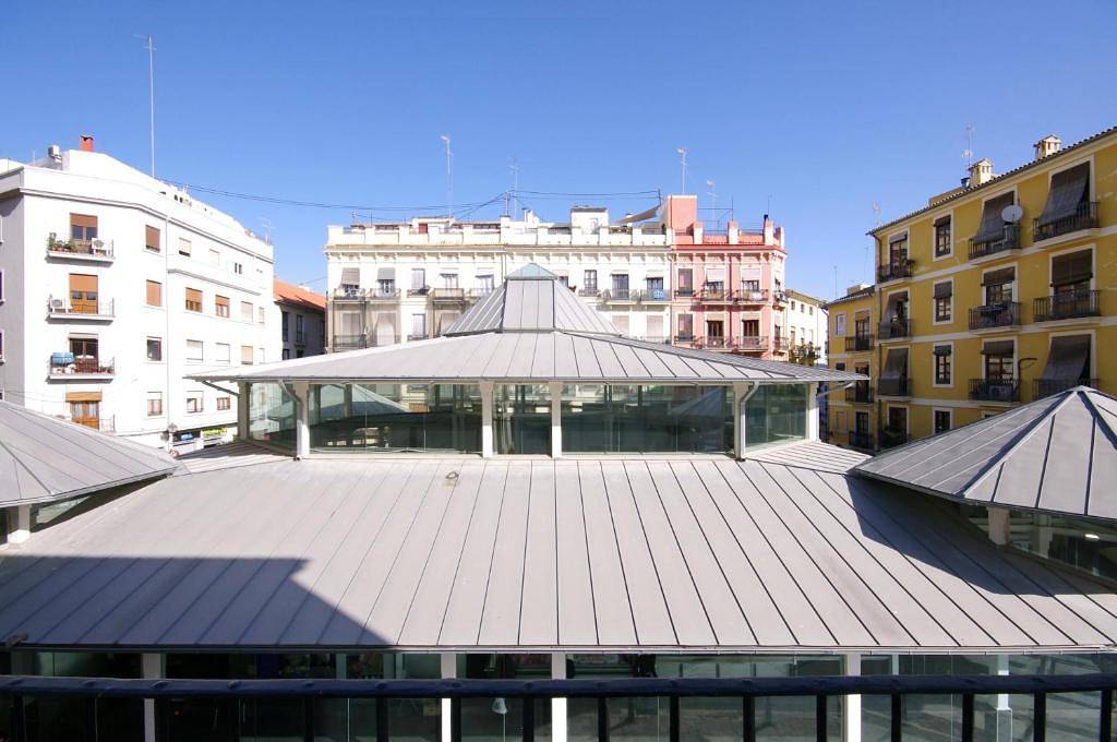 Ganze Wohnung, Schickes Apartment in Valencia mit Pool, Terrasse und WLAN – in der Nähe des Stadtzentrums in Valencia City Centre, Valencia