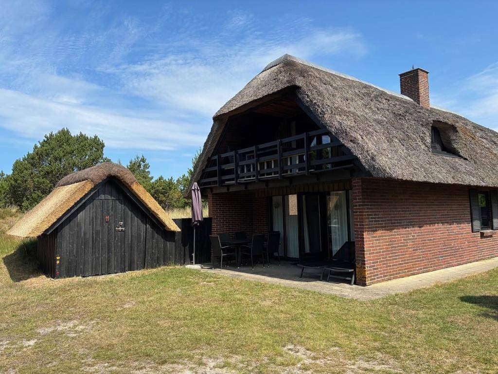  Stråtækt dobbeltmuret Ikke Ryger stenhus i to etager ikke langt fra Blåvand by og stranden. in Blåvand, Région de Varde
