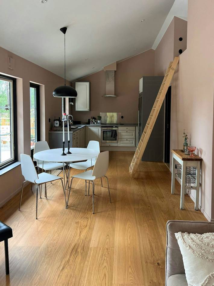 Skärgårdshus med terrass på naturskön höjd in Stockholms skärgård