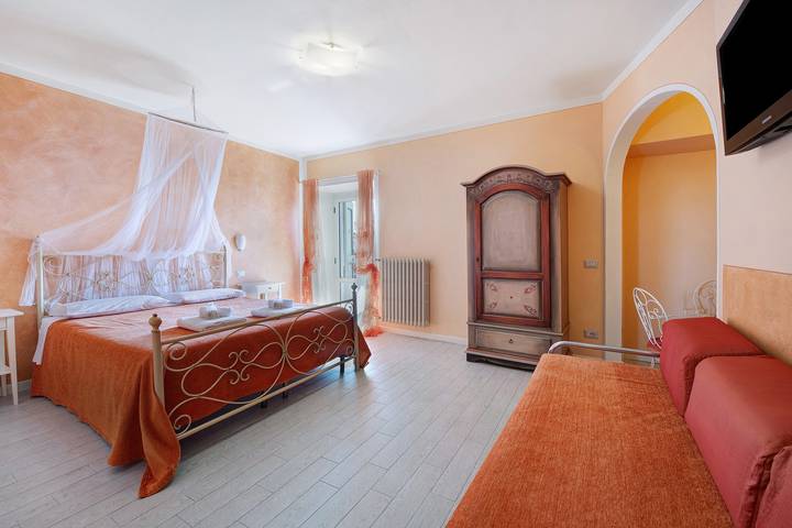 B&B für 2 Personen, mit Balkon und Whirlpool sowie Garten und Seeblick in Italien