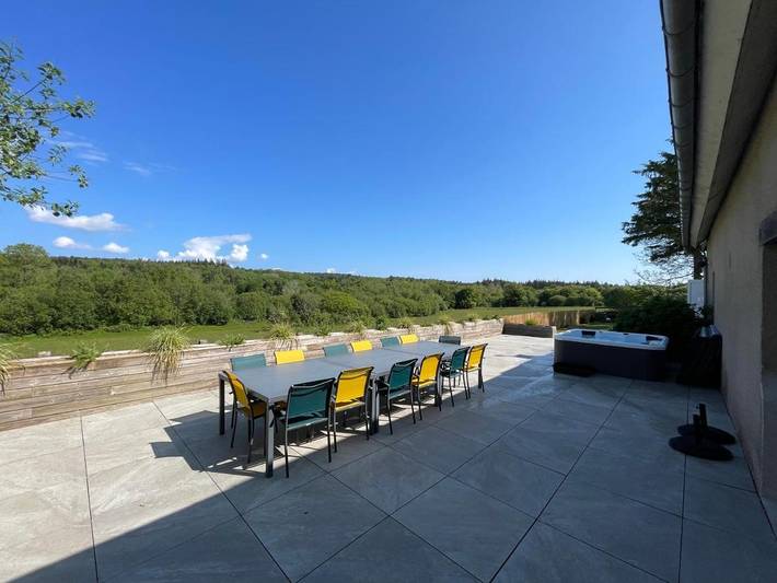Location de vacances pour 14 personnes, avec terrasse ainsi que jacuzzi et jardin à Saint-Germain-de-Tournebut