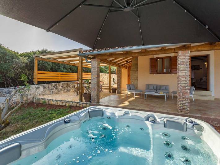 Ferienhaus für 6 Personen, mit Balkon und Terrasse sowie Whirlpool und Garten in Pjescana Uvala