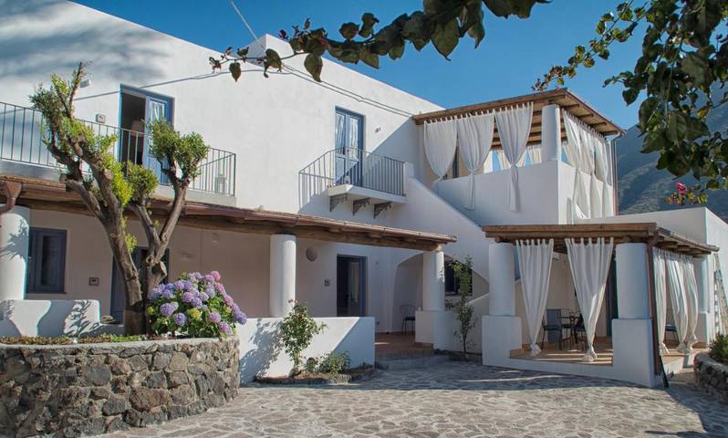 Appartamento per 4 persone, con panorama e giardino in Salina