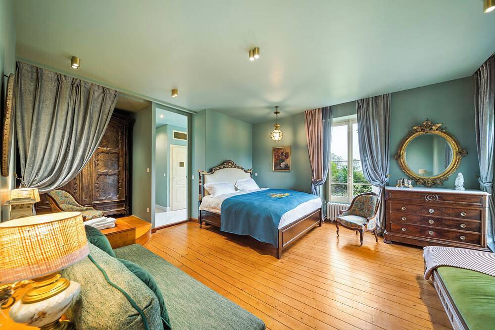 Château de Veullerot, avec ses étangs au coeur de la Bourgogne in Liernais, Région de Beaune