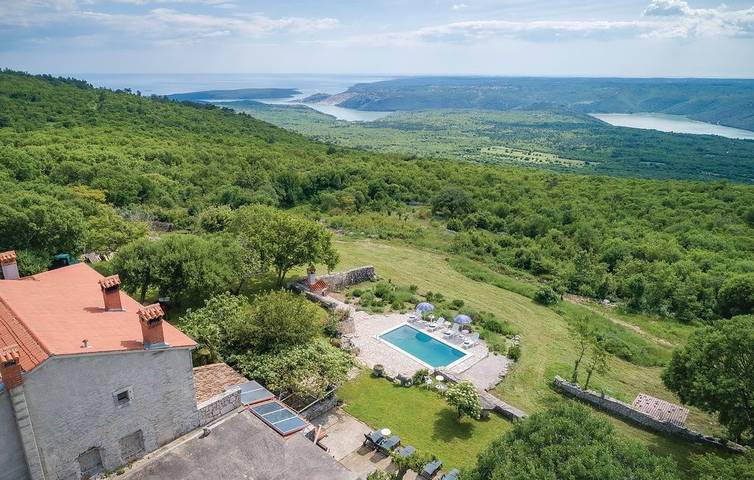 Gîte pour 8 personnes, avec Balcon/Terrasse et Piscine à Labin - 3