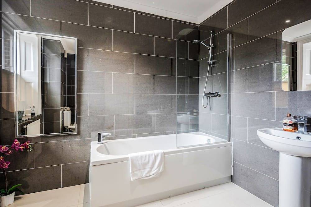Entire apartment, Large & Spacious with High Ceiling within a Mansion House in Tower Hamlets, London