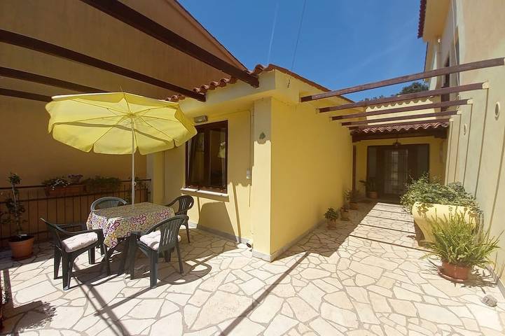 Ferienwohnung für 2 Personen, mit Garten und Terrasse in Pjescana Uvala