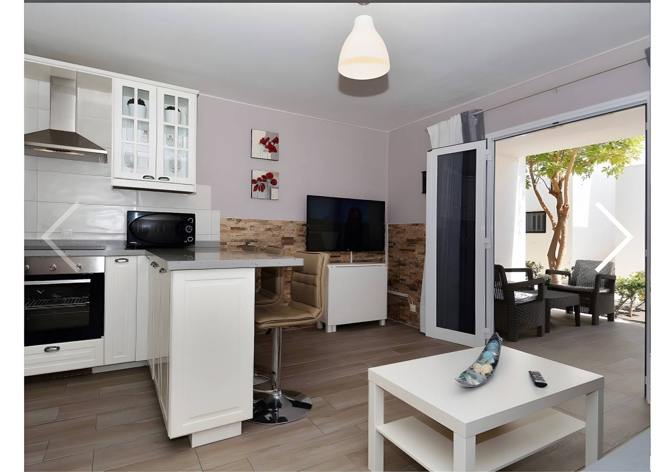 Ganze Wohnung, Apartment 'Romance' mit Gemeinschaftspool, privater Terrasse und Wlan in Puerto del Carmen, Tías