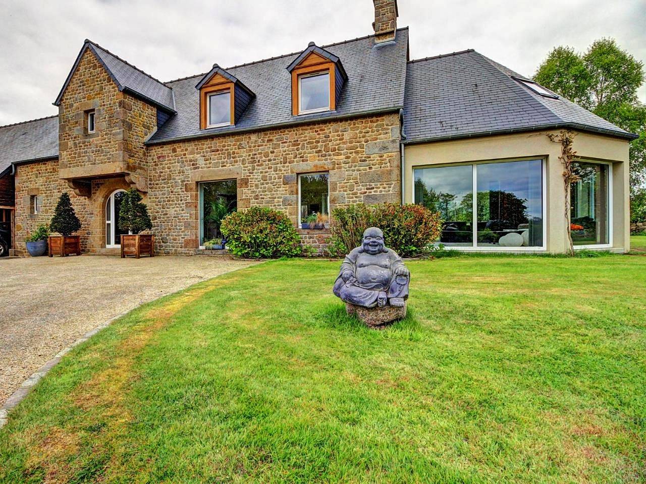 Le bouddha du lac in Saint-Germain-de-Tallevende-la-Lande-Vaumont, Région de Vire