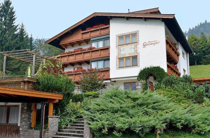 Ferienwohnung für 4 Personen, mit Balkon und Terrasse sowie Garten und Ausblick in Kössen