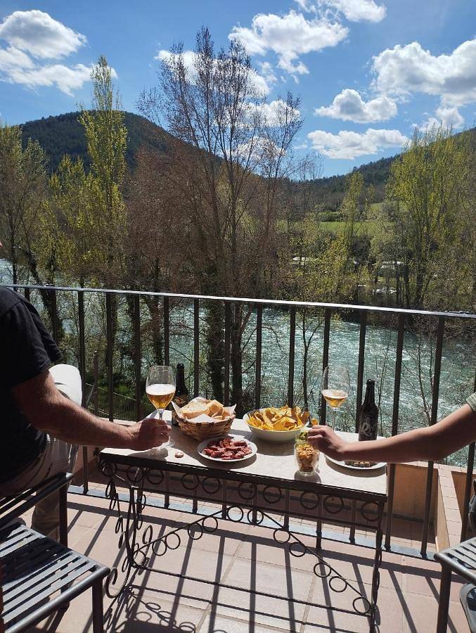 Apartamento para 4 personas, con Balcón y Terraza además de Piscina y Vistas en Boltaña