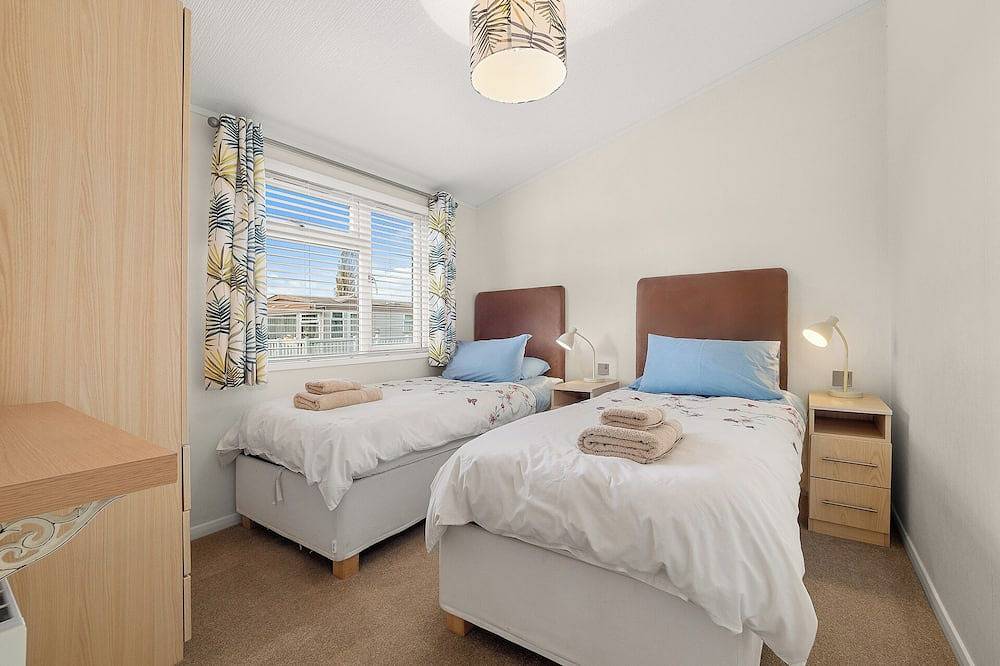 Daisy Lodge - peaceful, riverside, pet friendly lodge in Shakespeare's Stratford in Stratford upon Avon, Warwickshire