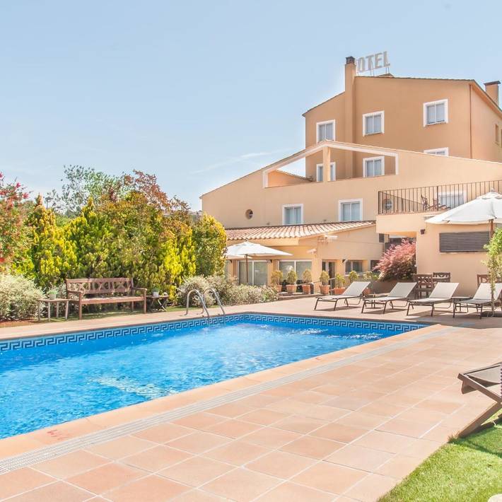 Hôtel pour 10 personnes, avec terrasse et jardin ainsi que sauna et jacuzzi, animaux acceptés à Gérone - 2