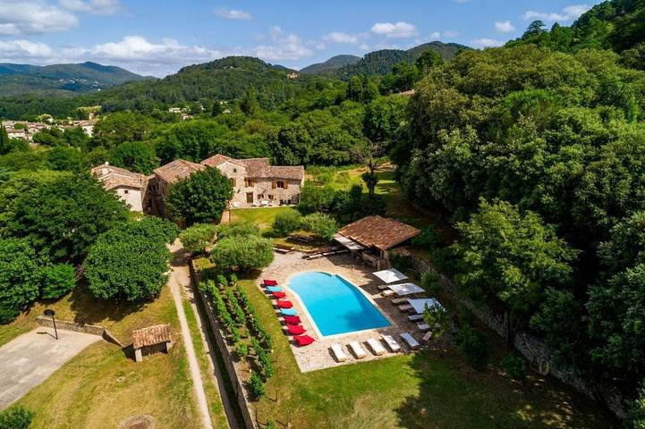 Location de vacances pour 45 personnes, avec Balcon et Terrasse ainsi que Jardin et Bassin pour enfant à Lasalle