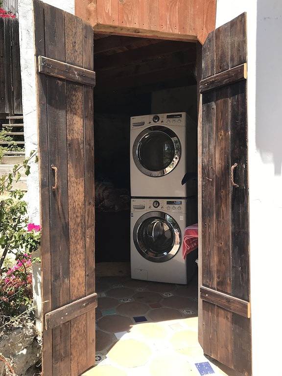 Loft for 2 people, with yard, with pets in Los Angeles