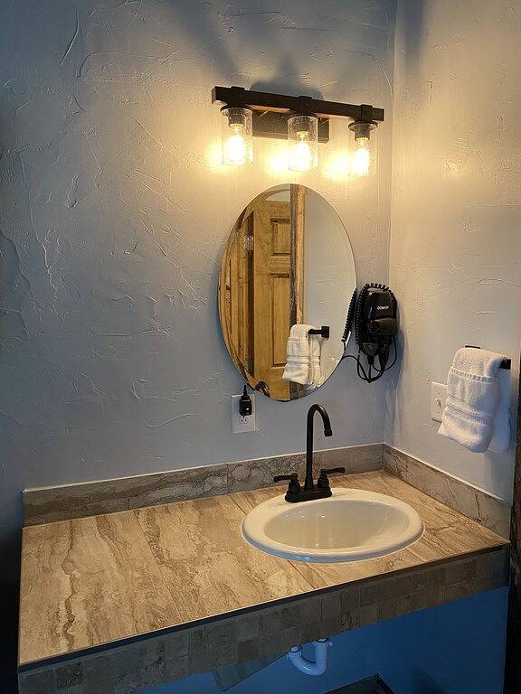 Ganze Wohnung, Ohiopyle Trailside Hotel Room 2 Queen Beds Sleeps 4 /Minutes to Fallingwater in Ohiopyle, Pennsylvania