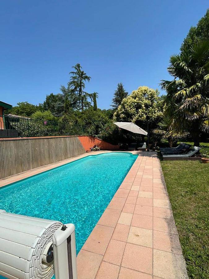 Location de vacances pour 8 personnes, avec jardin et piscine ainsi que vue et terrasse à Saint-Hilaire-de-Lusignan