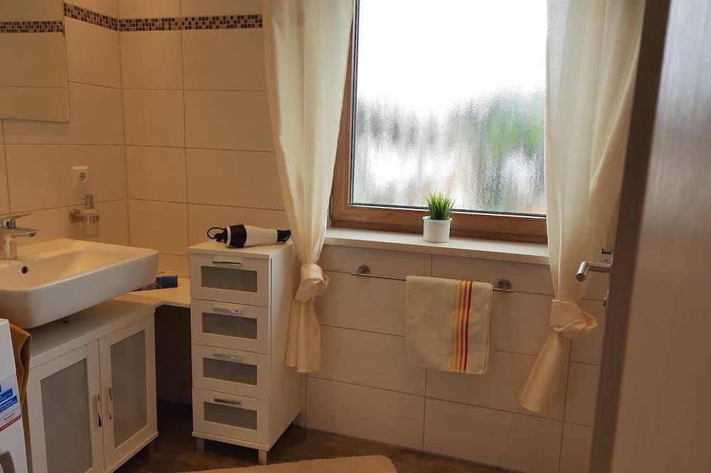 Ganze Wohnung, Ferienwohnung 1 - Eg  43 m², mit zwei Schlafzimmer, nahe Chiemsee in Obing, Landkreis Traunstein