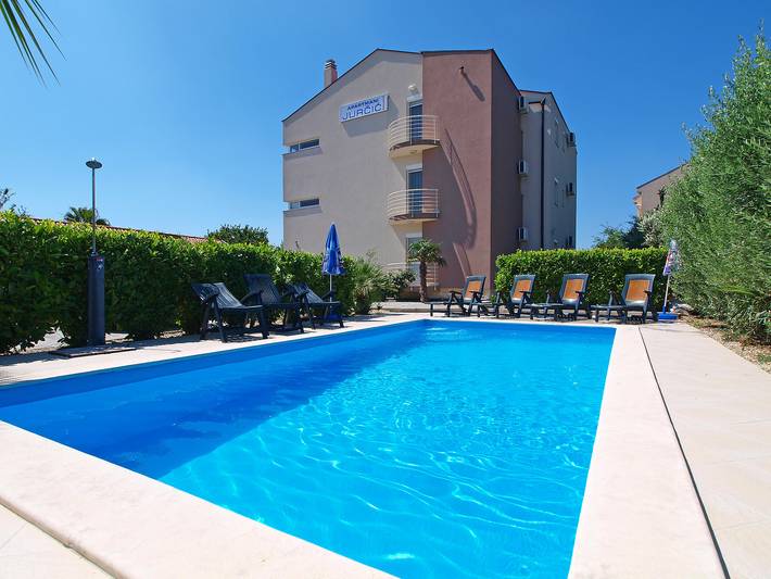 Ferienwohnung für 4 Personen, mit Garten und Terrasse in Bibinje