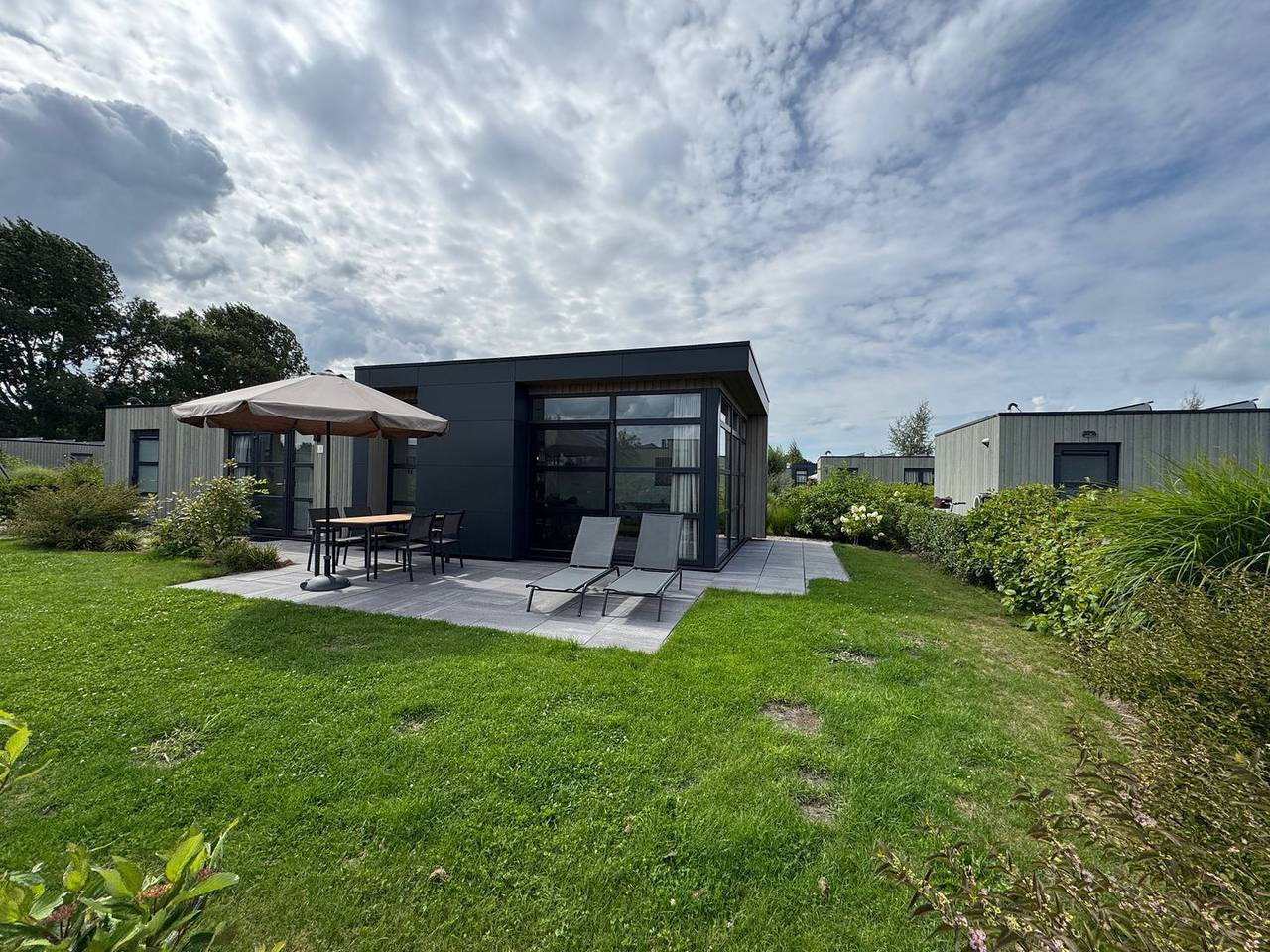 Neu - mit Zaun Chalet Zeehondje: Freistehendes Strandchalet mit Blick aufs Ijsselmeer in Enkhuizen, Ijsselmeer