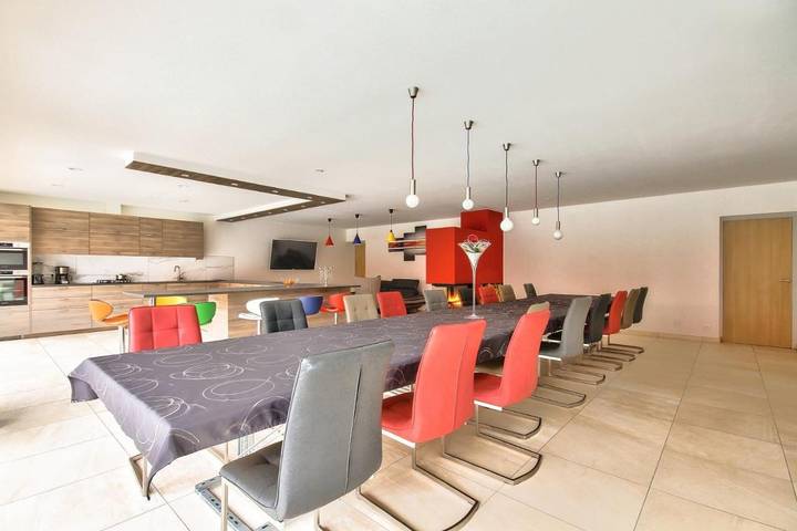 Cottage pour 15 personnes, avec piscine et vue ainsi que terrasse et jardin à Ranchal