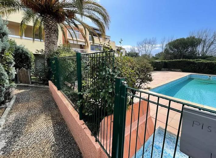 Gîte pour 4 personnes, avec piscine dans Port des Marines de Cogolin