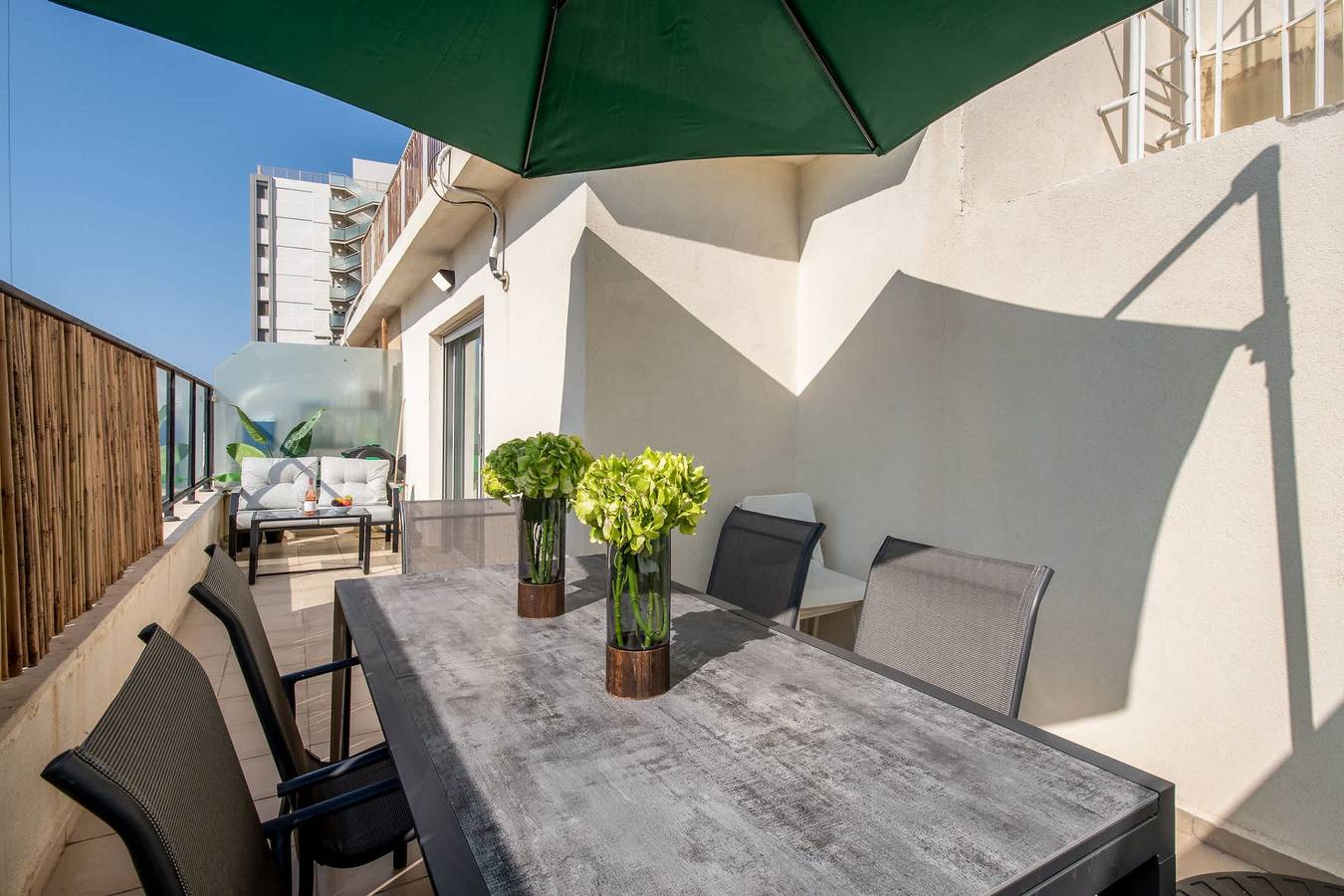 Ganze Wohnung, Superb Beachside Duplex 3Rooms w Terrace Mamad in Tel Aviv, Bezirk Tel Aviv