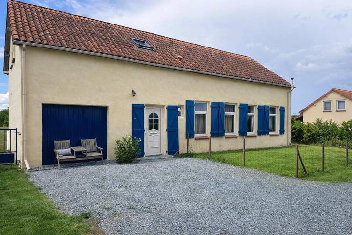 Location de vacances pour 7 personnes, avec jardin et piscine ainsi que vue et terrasse à Brigueil-le-Chantre