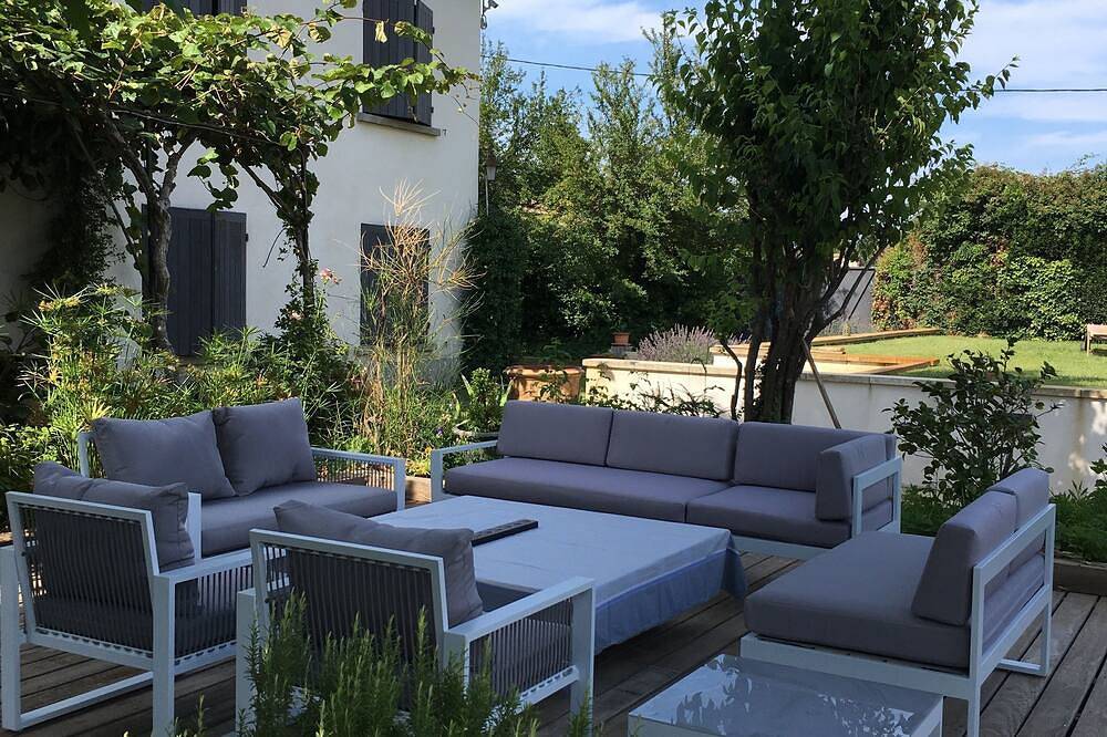 Modern air-conditioned farmhouse with swimming pool near Avignon 15 mn, mont Ventoux 20mn in Althen-des-Paluds, Vaucluse