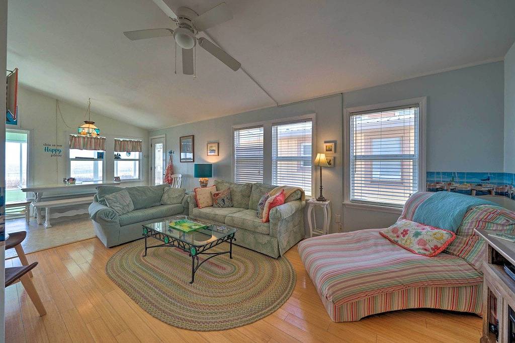 Oceanfront Gem w/ Rooftop Deck: Steps to Sand in Topsail Beach, Topsail Island