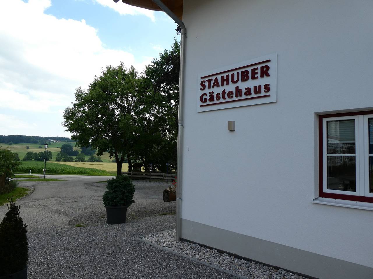 Gästehaus Stahuber - Doppelzimmer mit Ausblick in unser schönes Glonntal in Feldkirchen-Westerham, Landkreis Rosenheim