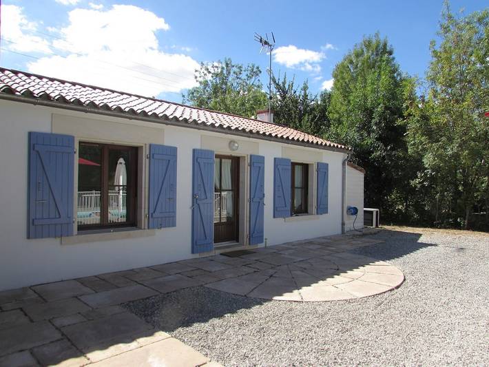Gîte pour 2 personnes, avec terrasse ainsi que piscine et jardin à Nalliers