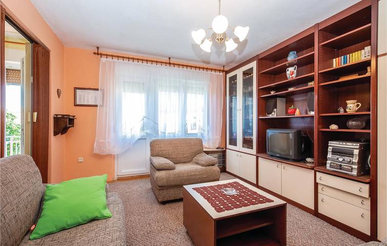 Ganze Ferienwohnung, Gemütliche 2-Zimmer-Wohnung mit Terrasse, WLAN, Parkplatz, 500 m vom Strand entfernt in Crikvenica, Primorje-Gorski Kotar