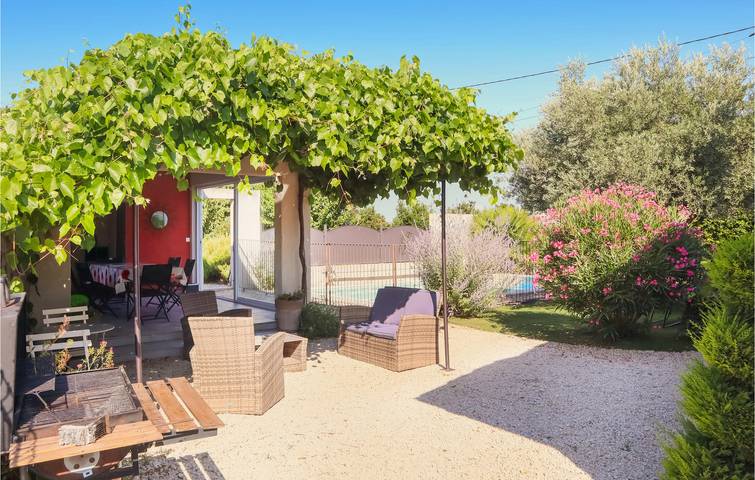Le bonheur au bord de la piscine : Appartement climatisé avec parking et Internet, près de Violès (1.5km) in Violès, Vaucluse