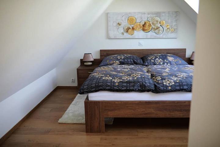 Gîte pour 3 personnes, avec terrasse et piscine à Zlín