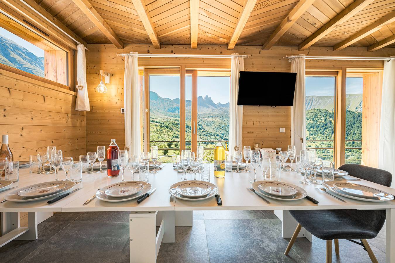 Appartement entier, Appartement 'Grand Cerf - Albiez Montrond' avec vue sur la montagne, terrasse privée et Wi-Fi in Col du Mollard, Albiez-Montrond