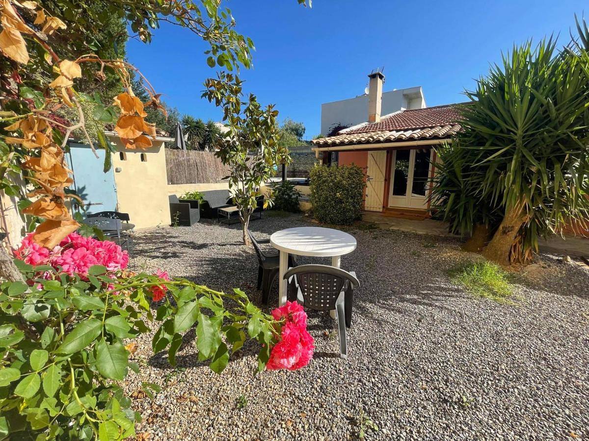 Appartement entier, One-Bedroom Apartment in Roujan, Côte méditerranéenne (France)