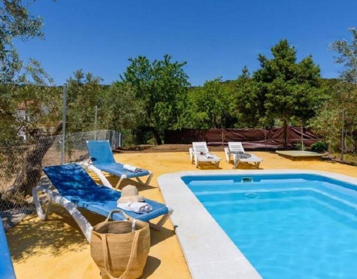 Casa de vacaciones 'Barquero Pernia' con vistas a la montaña, Wi-Fi y aire acondicionado in Cañete la Real, Andalucía