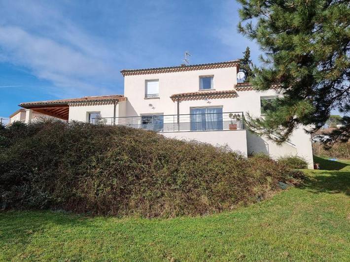 Location de vacances pour 6 personnes, avec terrasse et jardin ainsi que vue et piscine à Annonay - 4