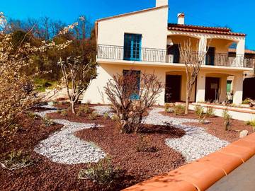 Gîte pour 9 personnes, avec vue ainsi que jardin et piscine à Eus
