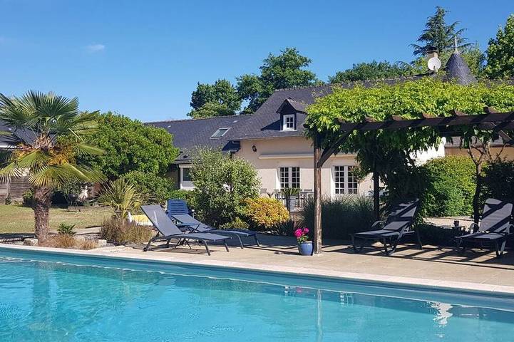 Gîte pour 15 personnes, avec terrasse et piscine
