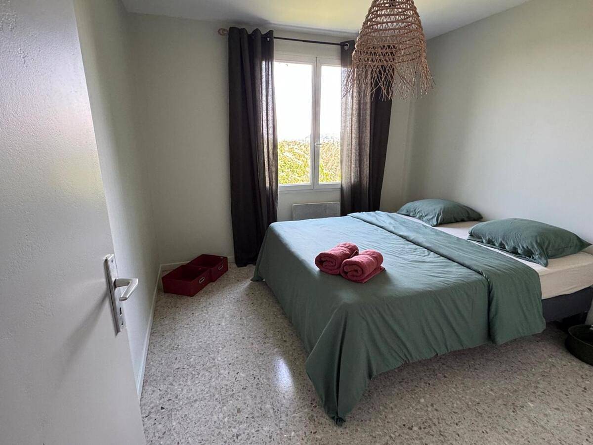 Two-Bedroom House in Sauveterre, Région de Nîmes
