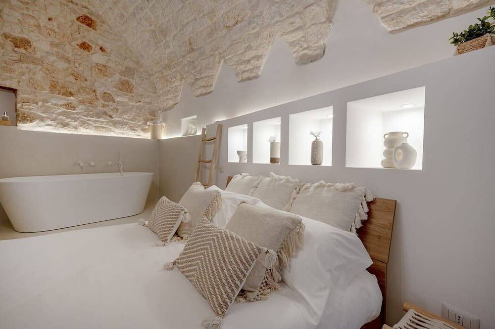Entire apartment, Guesthost - Aline's Home - Iris Room in Conversano, Bari Province